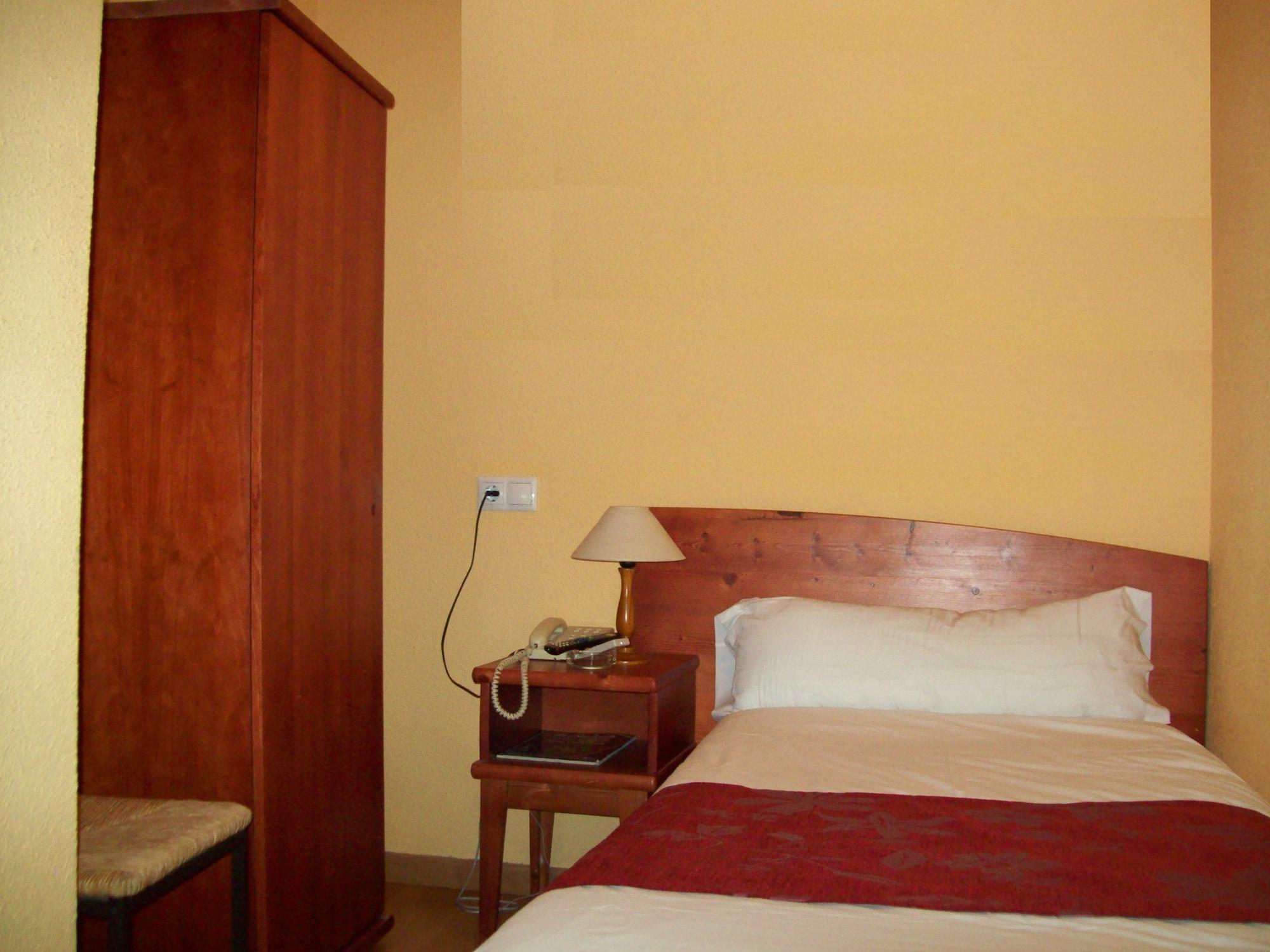 Hostal Restaurante Puerta Del Alcazar Ávila Ngoại thất bức ảnh