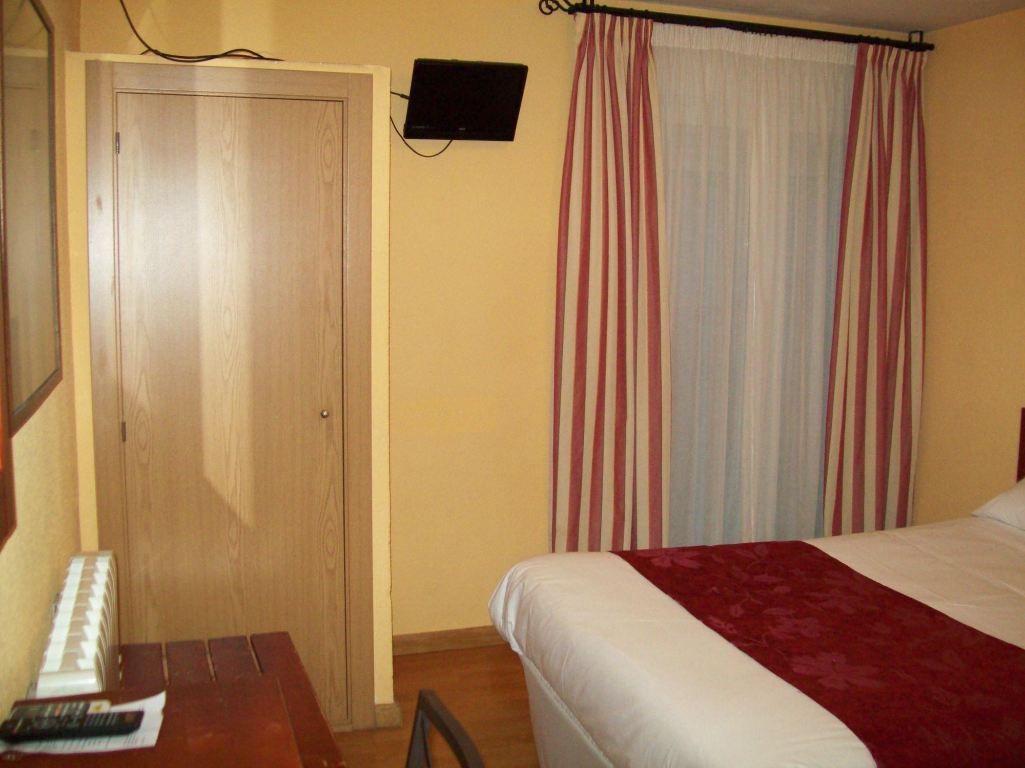 Hostal Restaurante Puerta Del Alcazar Ávila Ngoại thất bức ảnh