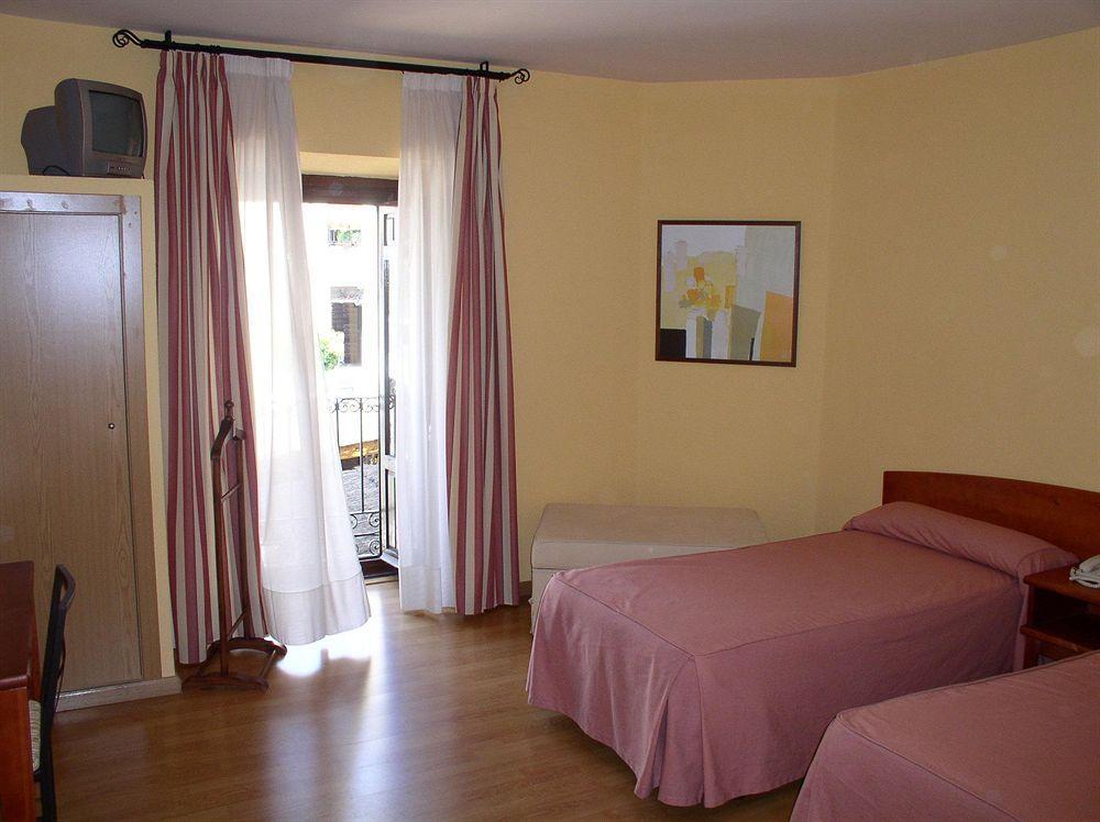 Hostal Restaurante Puerta Del Alcazar Ávila Ngoại thất bức ảnh